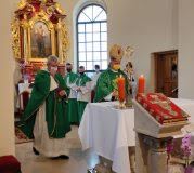 Ks.-bp-Jan-Piotrowski-glosi-Slowo-Boże-w-parafii-pw.-św.-Izydora